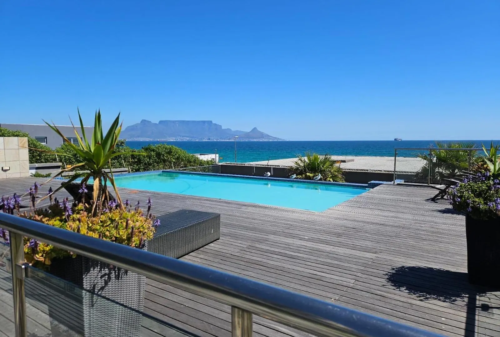 Infinity 602 0*, Bloubergstrand South Africa